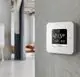 Digitales Thermostat von Theben an einer grauen Wand, mit Anzeige der aktuellen Temperatur von 21,5 °C und Programmfunktionen, erkennbar durch ein Display.
